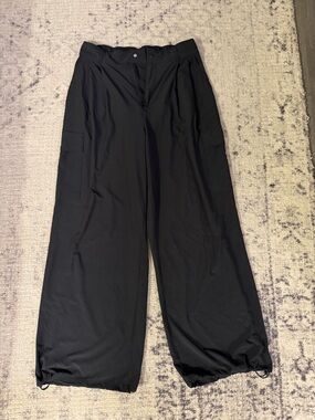 Women’s GapFit Black Cargo Pants with adjustable ankle for wide leg